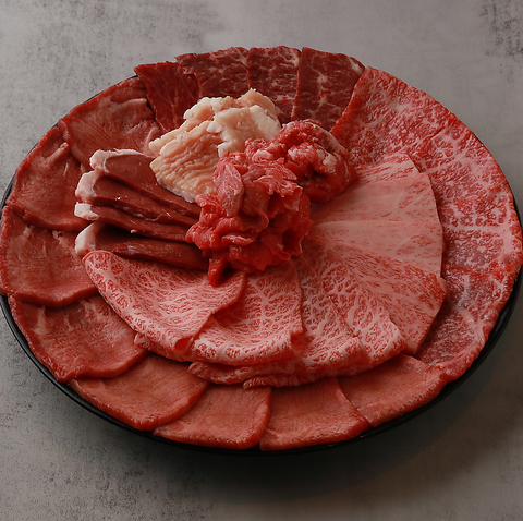 限定8食の塩ユッケ丼や10食の本物の生ハンバーグ等こだわりメニュー◎