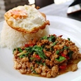 タイ料理の定番！【特製ガパオライス】鶏ひき肉をタイのホーリーバジル(ガパオ)とナンプラーなどの調味料で炒め、ご飯の上に目玉焼きを添えた、まさにタイの国民食。香り豊かなバジルの風味とピリ辛の味付けが食欲をそそります。当店自慢のガパオライスをぜひご賞味ください！