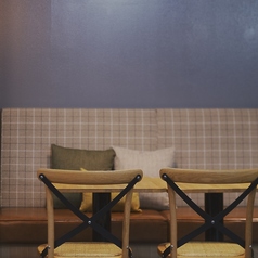 【ソファ席で楽しむ、ほどよく気楽な大人の時間】身体を預けたくなるソファ席は、気負わず過ごせる心地よさが魅力。グラスを傾けながら、料理を囲んで自然と会話がはずむ距離感。にぎやかさも心地よく馴染む、集まりにちょうどいいバル空間です。