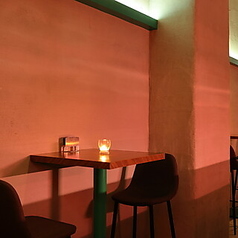 落ち着いた照明とキャンドルの灯りが、より一層親密な雰囲気を演出します。デートや記念日など、大切な人との時間を過ごすのに最適です。