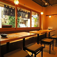 テーブルをつなげて最大11名様までご案内可能です。