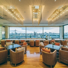 明るい光が降り注ぐ2階の空間。夜にはバーカウンターとライトがおしゃれな雰囲気を演出します。