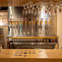 当店のテーブル席は、おひとり様からご利用いただける快適な空間です。友人や家族との楽しいひとときはもちろん、仕事帰りのリラックスタイムや、一人でのんびり過ごしたい時にもぴったりです。