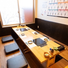 『テーブル半個室』8名様までの半個室は2名様～ご利用いただけます。隣のお席とロールカーテンで仕切らせていただいてる半個室のお席になります。ちょい飲みや、隣のお客様を気にしないお客様にピッタリです！