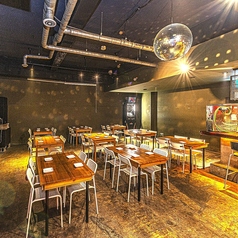 木の温もりを感じるインテリアが魅力の落ち着いた店内。控えめな照明とキャンドルの灯りが、心地よい大人の空間を演出します。女子会や記念日などにもぴったり。ゆったりとした時間を過ごしたい方におすすめの、癒しとおしゃれが融合した空間となっています。