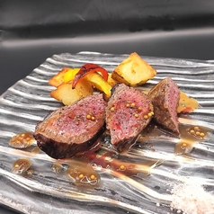 岩手県産牛イチボの炭火焼き　粒マスタードとフォン・ド・ヴォーの写真