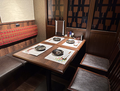 新宿駅から徒歩5分、全テーブルが半個室の落ち着いた大人の空間で、極上の炭火焼鳥とさくらトリュフご飯を堪能できます。プライベート感あふれる席で、特別なひとときをお過ごしください。素材にこだわり、丁寧に仕上げられた料理は、味わい深く、一口ごとに感動が広がります。贅沢な食体験をぜひお楽しみください。