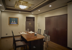 少人数でのお集まりに最適な、落ち着いた半個室タイプのお席です。2名様から4名様まで対応しており、デートや大切なご友人とのランチ、少人数の女子会に最適。適度なプライベート感が保たれているため、会話を楽しみながらゆっくりとお食事を味わいたい時にご利用いただけます。