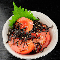 冷やしトマトのごま塩昆布和え