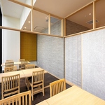 木のぬくもりを感じさせる暖かみのある明るい店内。ご友人やご家族で気兼ねなくご来店くださいませ。