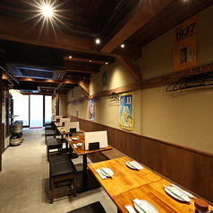 1階席は最小25名から最大35名まで貸切OK！会社宴会や仲間内の集まりに最適な広さで、全席喫煙可能なのも嬉しいポイント。落ち着いた雰囲気の中、美味しい料理とお酒でゆったりと宴会をお楽しみいただけます。