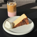 当店こだわりの「バスクチーズケーキ」はカフェタイムにおすすめです♪季節限定メニューもご用意◎