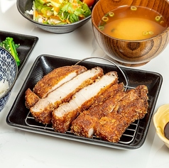 味噌とデミグラスソースで食べる富士湧水ポークを使用したとんかつランチ定食