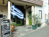 お店の前のギリシャ国旗が目印♪