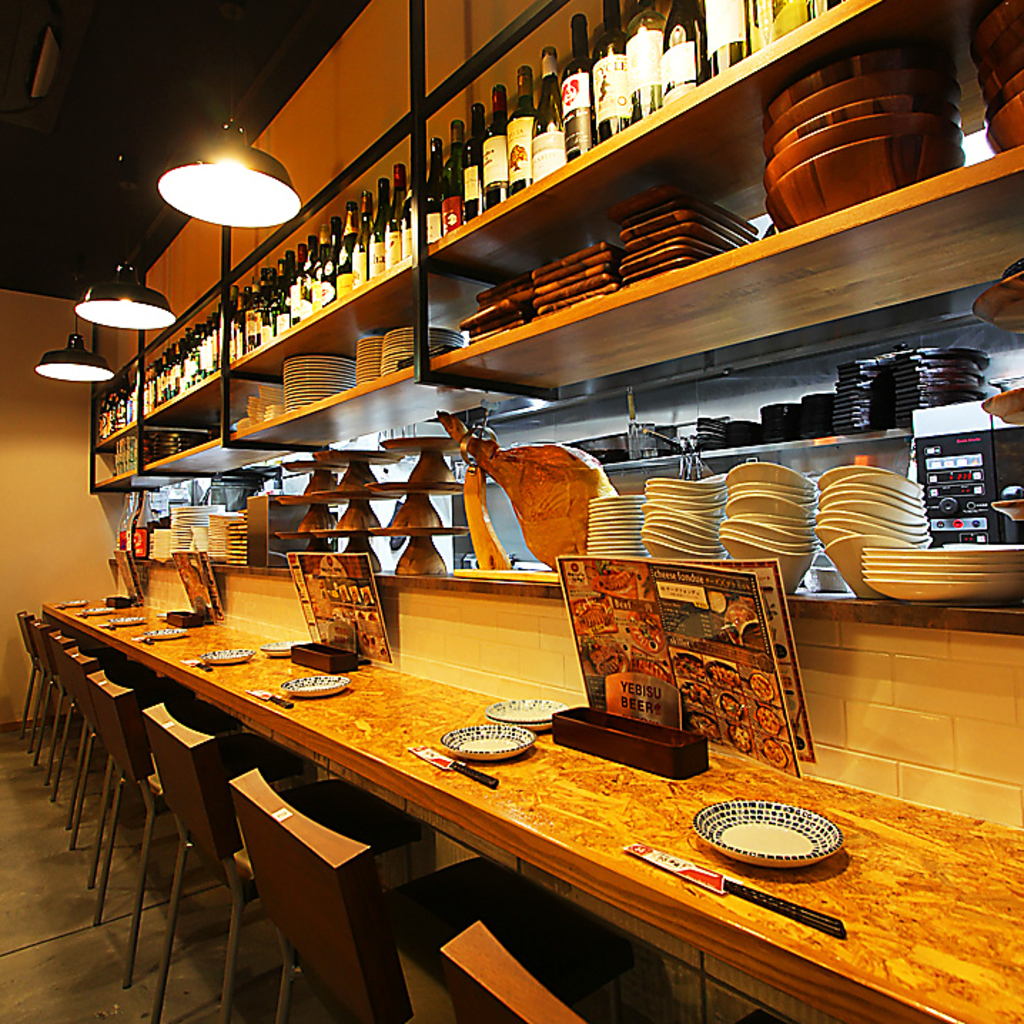 仕事帰りのちょい飲み、カジュアルデートにもぴったりなカウンター席8席☆4名掛けボックス席5卓☆