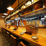 仕事帰りのちょい飲み、カジュアルデートにもぴったりなカウンター席8席☆4名掛けボックス席5卓☆