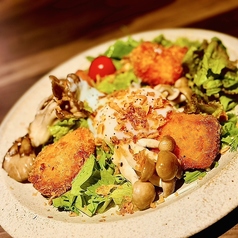 フライドサーモンと温玉のサラダ