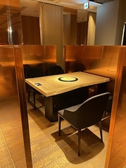 デートやご夫婦での食事にぴったりのテーブル席です。二人でロースターを囲んで、ゆったりと会話を楽しみながら、心温まる時間をお過ごしください。大切な人との距離がぐっと縮まる、素敵な思い出作りにご利用下さい。