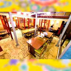 テラス席（全席禁煙）オープンフロア／座敷席（画像奥）／結合可／外席ですので、ガラス越しになりますが、ライブの賑わいは感じていただけます。