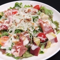 料理メニュー写真&nbsp;林ハムベーコンと生ハムのシーザーサラダ