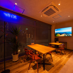 4名がけのテーブル席※2名がけテーブル席と繋げて、6名がけテーブルにもできます！