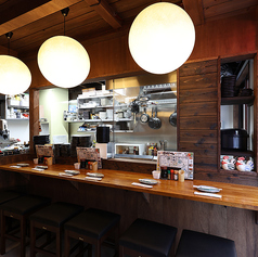 落ち着いたカウンター席は、お一人様やデートにも最適。目の前で揚げる職人技を眺めながら、出来たて熱々の串カツや創作料理を楽しめます。和モダンな空間で、ゆったりとした特別な時間をお過ごしください