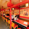 赤を基調とした店内。広々としたテーブル席です。
