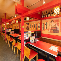 赤を基調とした店内。広々としたテーブル席です。