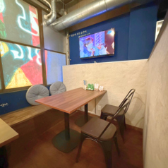 ゆったりとくつろぎやすいテーブル席をご用意。K-POPがテレビで流れる空間で心ゆくまでお過ごしください。
