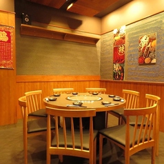 【円卓個室：8名様×1卓】中規模宴会やご家族、ご友人とのお集まりに最適。中華料理といえば円卓！8名様までご利用いただける円卓個室をご用意。円形のテーブルになっているため、顔を合わせてお食事や会話をお楽しみいただけます。女子会や同僚との飲み会など様々なシーンに♪飲み放題付コースを多数取り揃えております！