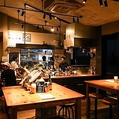 ガレーラフードマーケット立川入口スグにあるBISTRO SOBUは、居心地の良いカジュアル空間。木目が美しいテーブル席では親しい仲間と楽しい会話が弾みます。洋食酒場らしい解放感のある店内で、自慢の一品とワインをお楽しみいただけます。