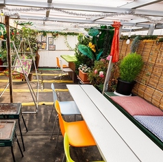 開放感抜群の3階テラス席は、まるでタイの路地裏に迷い込んだような異国情緒あふれる空間です。本場の味を追求した本格料理を、心地よい風を感じながら堪能できます。夜はレストランバーとしてリラックスしたひとときを。友人との食事や女子会に、都会の喧騒を忘れて日常を彩る特別な時間をお楽しみください。