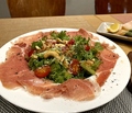 料理メニュー写真&nbsp;切り立て生ハムとナッツのパルメザンチーズ燻製サラダ