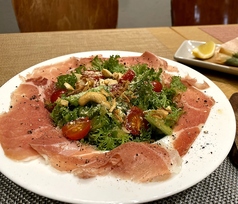 切り立て生ハムとナッツのパルメザンチーズ燻製サラダ