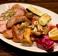 料理メニュー写真&nbsp;金星豚と自家製サルシッチャの炭火焼き　Grilled pork and sausage over charcoal