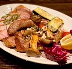 金星豚と自家製サルシッチャの炭火焼き　Grilled pork and sausage over charcoal