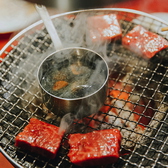 目の前で焼き上げる元祖イチボの1枚焼きすき焼き風は、希少部位のイチボを溶いた名古屋コーチン卵に絡めてすき焼き風に食べていただく逸品。同じくスタッフが焼く和牛赤身ロックは、シェフ特製ガーリックバター醤油を使用して浸け焼きにしました。