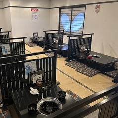 【１F &nbsp;掘りごたつ：４名様×９卓(５名様×２卓あり)】全席掘りごたつで、お隣の席とは仕切りがあります。お子様連れでネット予約の際は、“お店へのご要望”にお子様の数を入力していただけましたら幸いです。