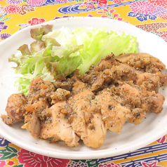 沖縄風鶏もも肉のオーブン焼き～ニンニクと香草のソース～