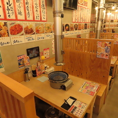 ときわ亭名物「0秒レモンサワー」は卓上のレモンサワーサーバーから座ったまま待ち時間0秒で注ぎ放題！