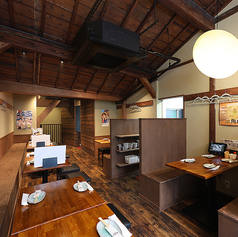 大人数の団体利用も大歓迎！広々とした店内は最大35名まで対応可能で、会社宴会や友人同士の集まりにぴったり。貸切利用も相談OK。ゆったりした空間で、美味しい料理とお酒を囲んで楽しい時間をお過ごしください。