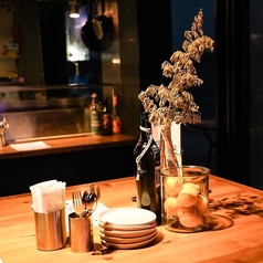 BISTRO SOBUの店内は、温かみのある木材を基調にしたカジュアルなデザイン。広々としたテーブル席ではゆっくりとお食事と会話をお楽しみいただけます。こだわりのメニューに舌鼓をうちながら、ゆったりとした時間をお過ごしください。