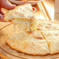 とろ～り伸びるチーズナンと各種カレーが楽しめる人気店