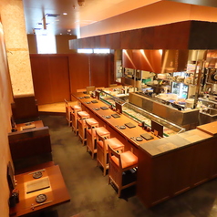 木の温もりや香りがゆったりとした落ち着いた時間を演出します！お酒も、焼き鳥とのマリアージュが楽しめる希少な日本酒やその他取り揃えていますので、大切な方との食事やデート、接待、記念日、会食などにおすすめです！