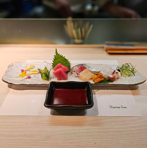 新鮮な魚介類とお酒が豊富。大人な雰囲気で落ち着いて料理を楽しむことができる。