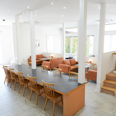 少人数のご利用に最適な2名様用テーブル席を3卓ご用意しております。友人との気軽な食事やティータイムに◎