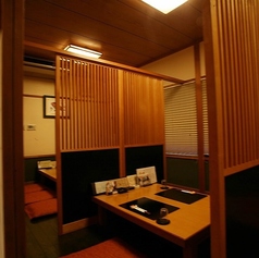 周りを気にせず楽しめる半個室の掘り炬燵席はじっくりとお食事を愉しみたい方におすすめです！丁寧なサービスと清潔感のある店内、お酒と相性抜群のメニューの数々は日頃の疲れを癒してくれるひとときを演出いたします！