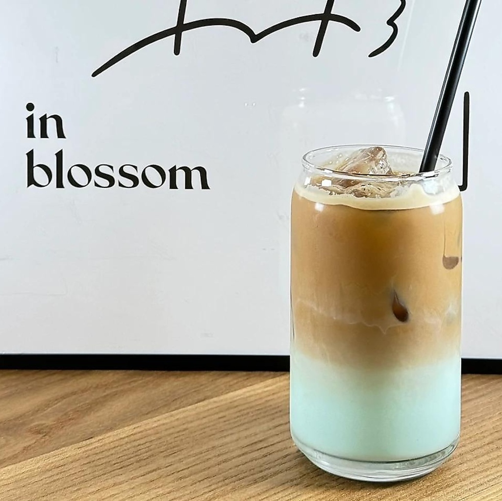 【Blue Blue Blueラテ】柑橘系の味がするブルーキュラソーのシロップを牛乳とエスプレッソに合わせて