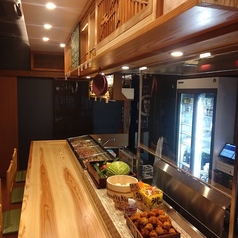優しい木目のカウンター席をご用意しております♪目の前のショーケースには食材が並び、和風の雰囲気を感じられます◎