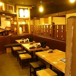 木の温もり感じる店内。活気ある店内で楽しい時間を！　※画像は系列店